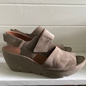Clarks artisan Velcro wedge platform suede sandals 9.5